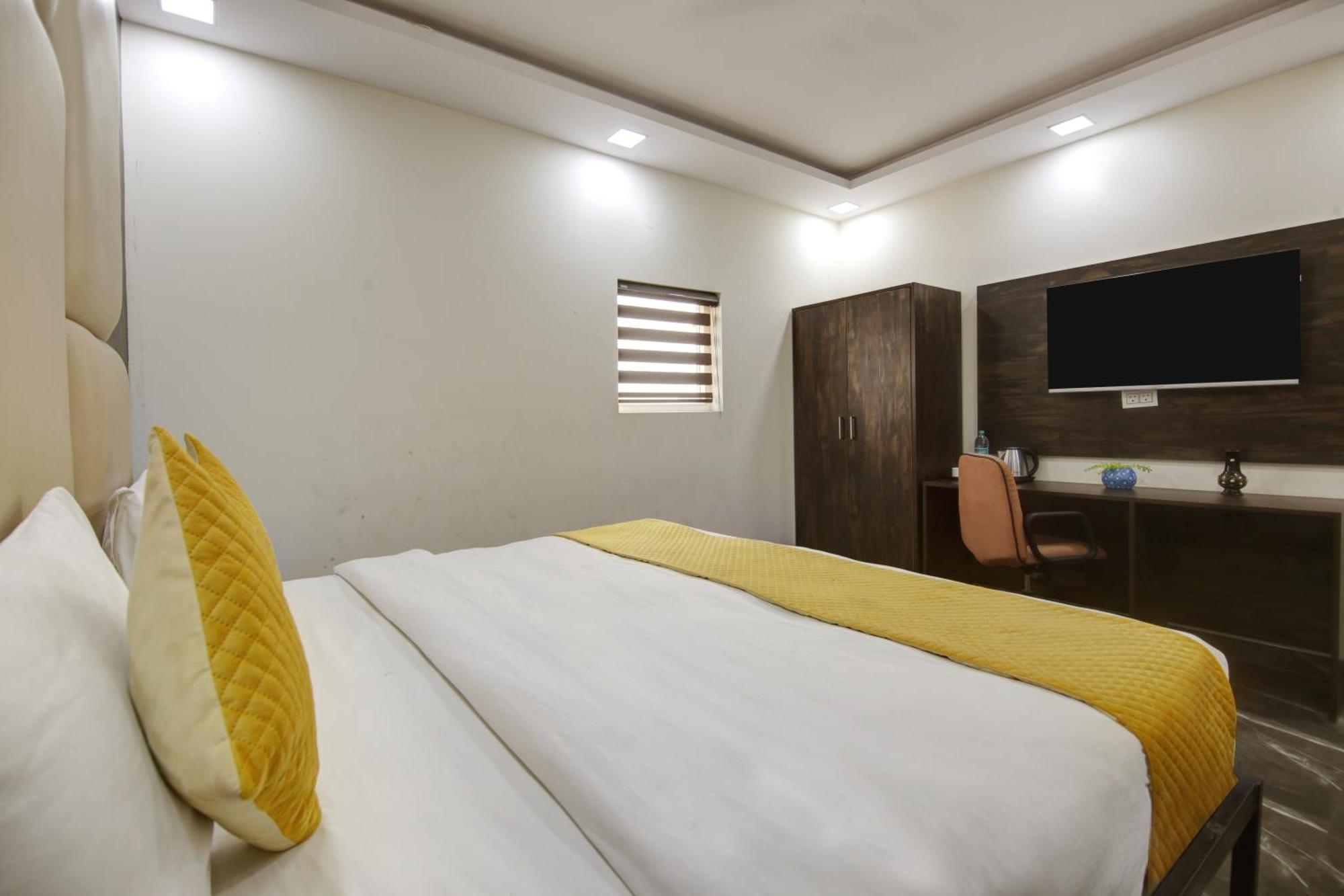 Hotel The Eden Park Noida Exterior foto